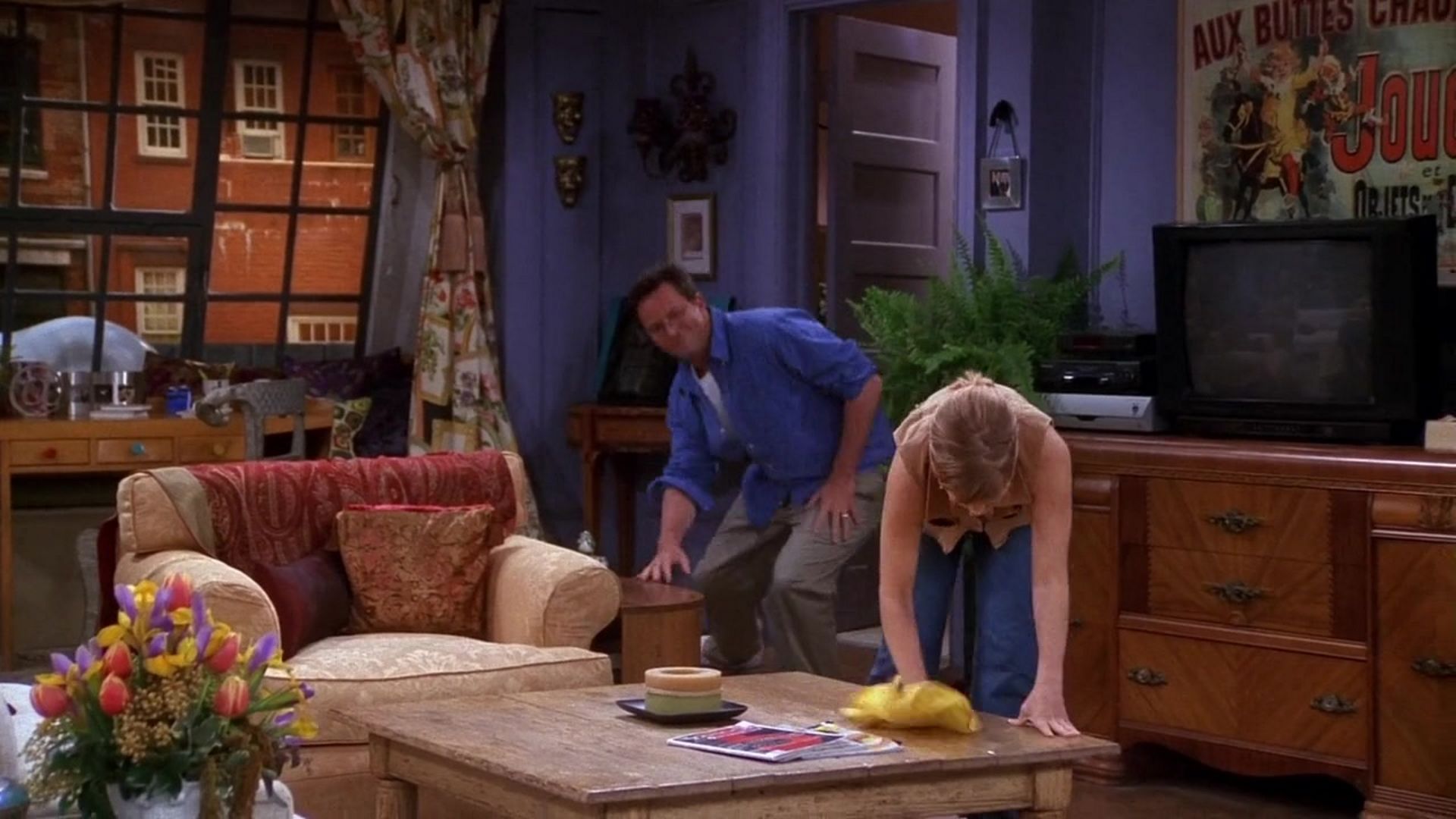 The One With the Stain episode synopsis,reviews,forums,photos,
