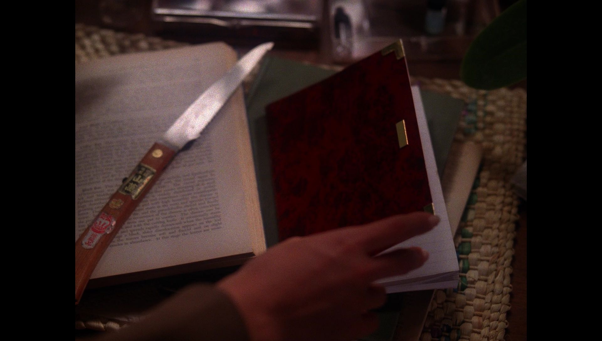 The Man Behind the Glass episode synopsis,reviews,forums,photos,