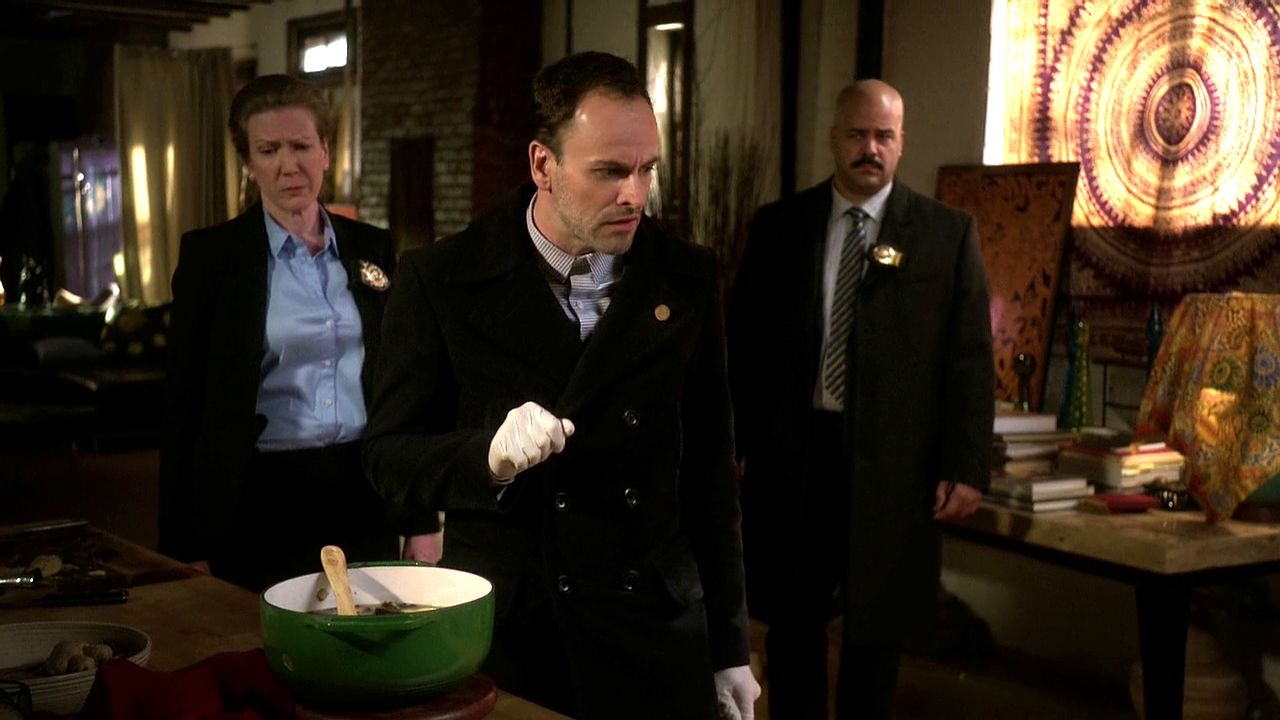 A Study in Charlotte episode synopsis,reviews,forums,photos,