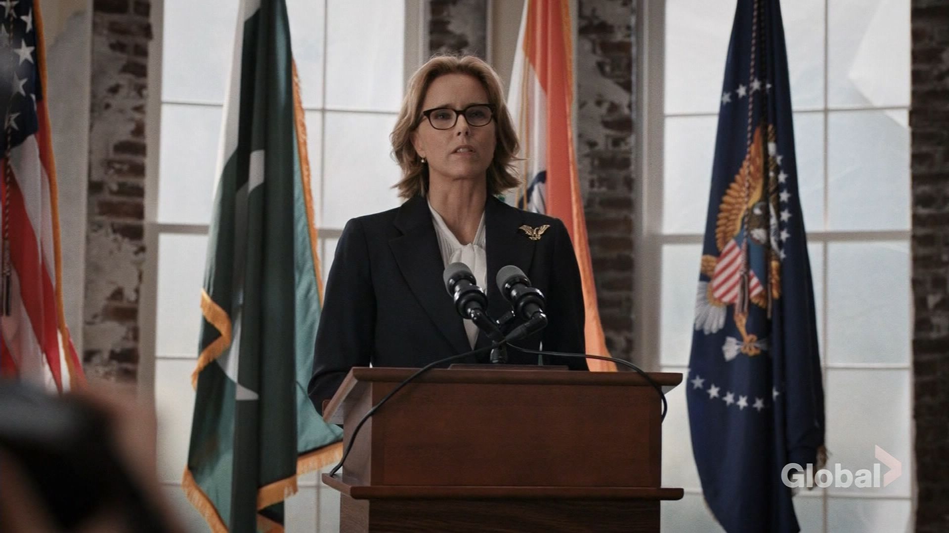 E Pluribus Unum episode synopsis,reviews,forums,photos,