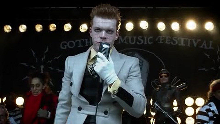 A Dark Knight: That's Entertainment episode synopsis,reviews,forums,photos,