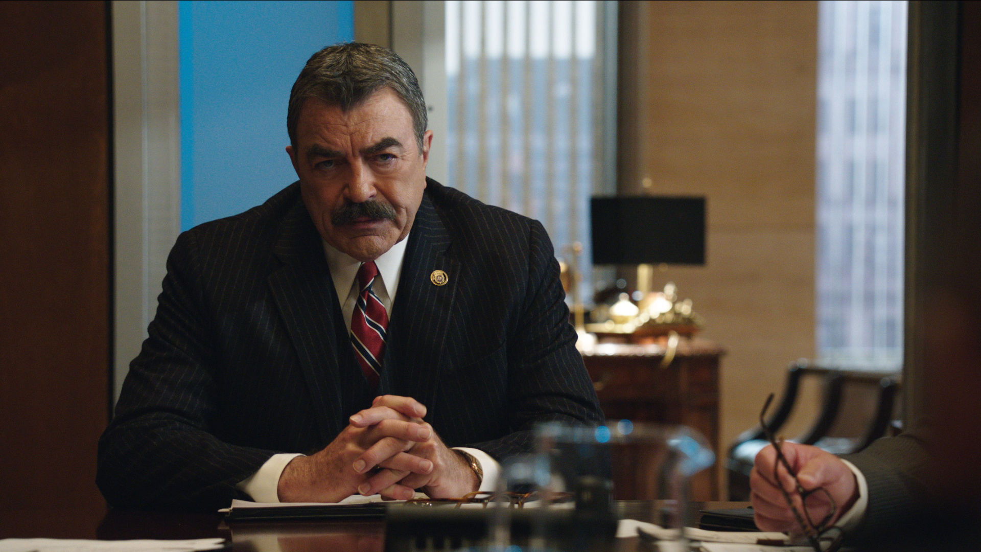 Handcuffs episode synopsis,reviews,forums,photos,